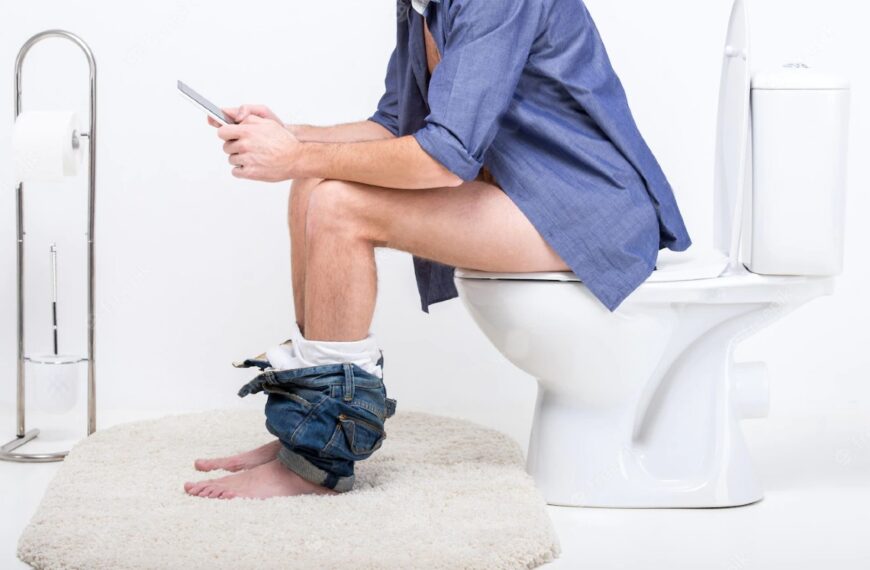 Hombre expulsa su intestino en el baño por pasar mucho rato sentado, con su teléfono celular